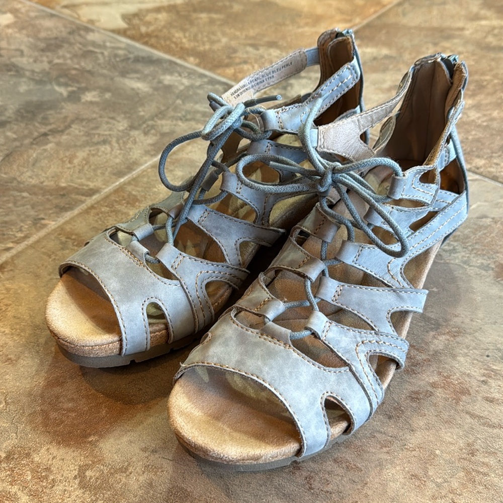 Earth Origins lace up sandals in like new condition!